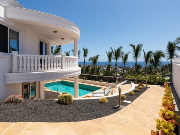 Front line villa for sale in prestigious resort of Puerto Calero – photo 1