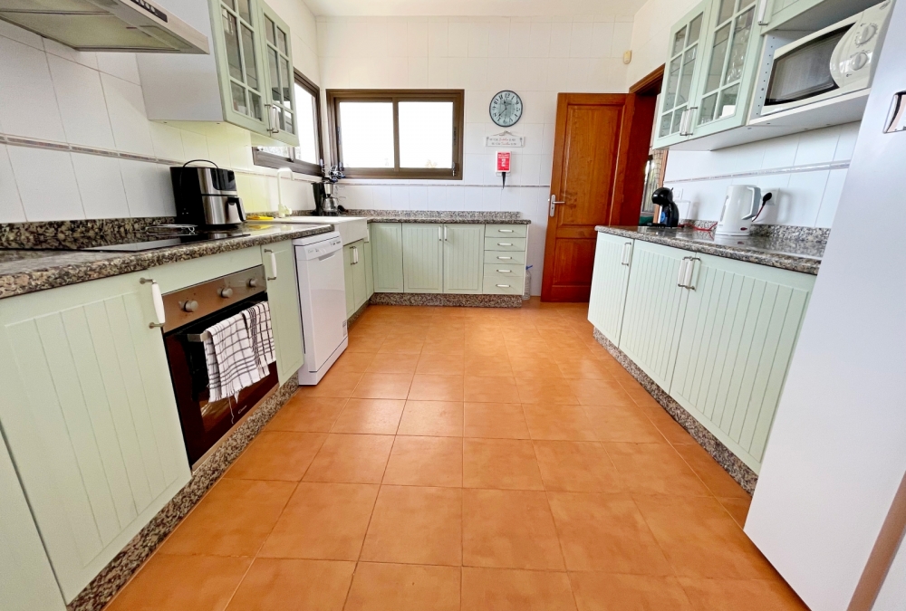 Spacious 3-Bedroom Villa in Gated Playa Blanca Community with Pool – photo 7