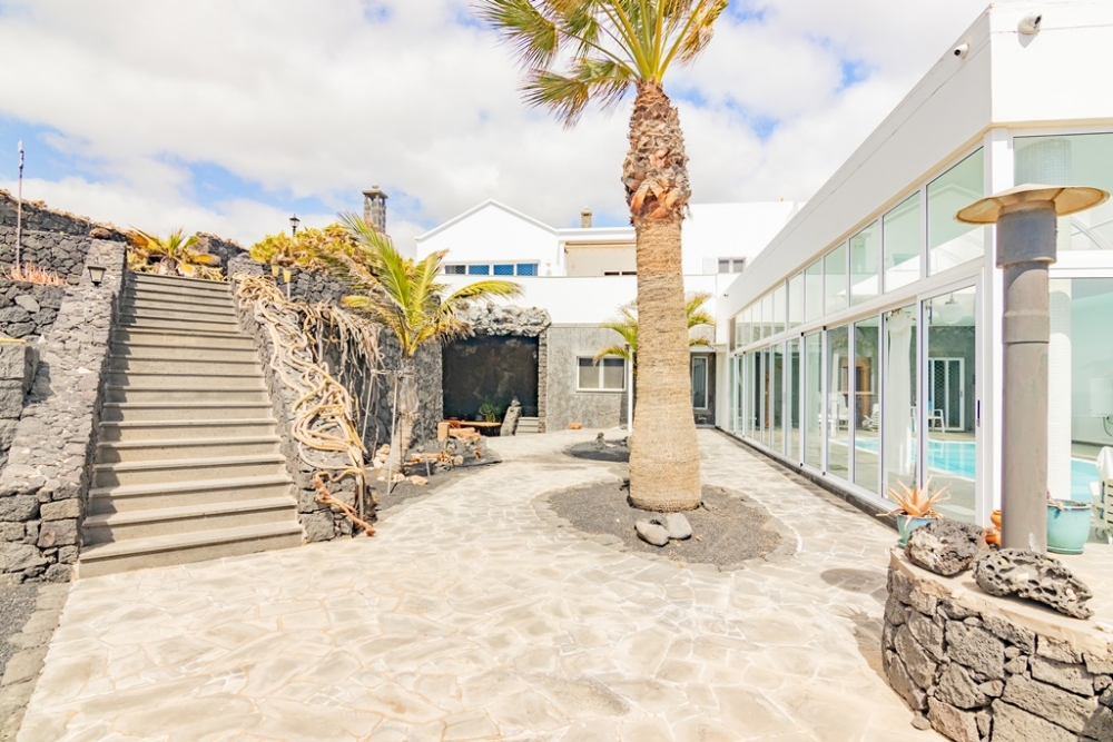 A Rare Coastal Jewel: Luxury Residence with Beach Access in El Charco del Palo – photo 14