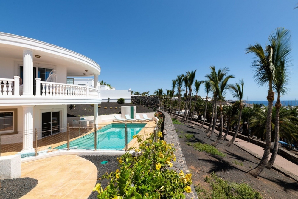 Front line villa for sale in prestigious resort of Puerto Calero – photo 37