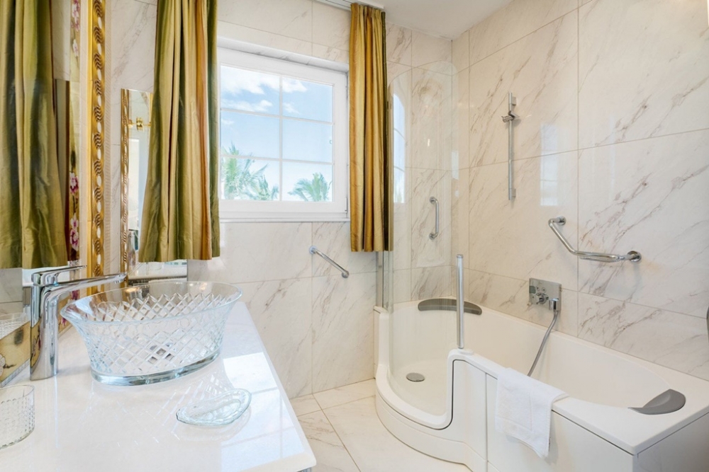Front line villa for sale in prestigious resort of Puerto Calero – photo 25