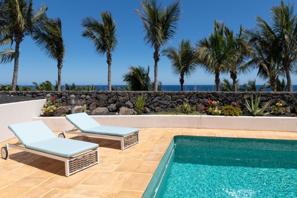 Front line villa for sale in prestigious resort of Puerto Calero – photo 17