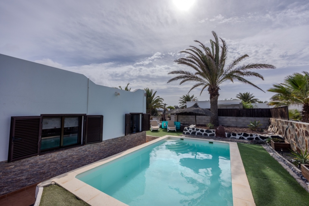 Charming 3-Bedroom Villa with Pool and Garden in Montaña Roja, Playa Blanca – photo 17