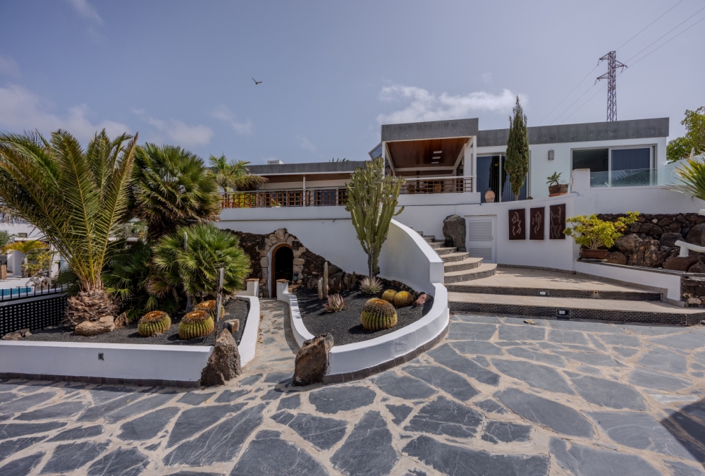 Unique 5-Bedroom Villa with Two Pools, Guest Apartments & Panoramic Views – Las Breñas – photo 12
