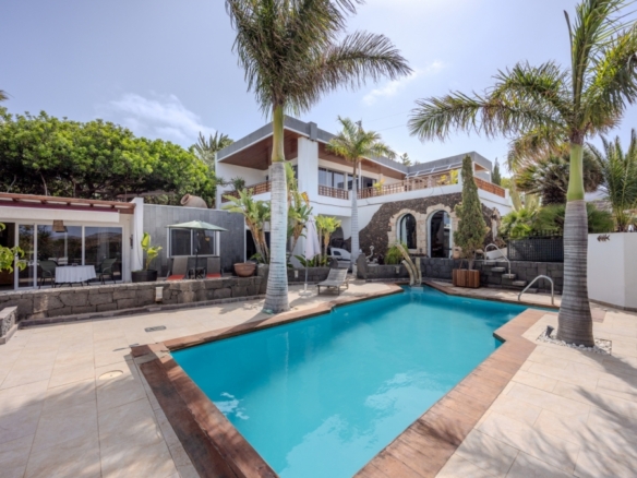 Unique 5-Bedroom Villa with Two Pools, Guest Apartments & Panoramic Views – Las Breñas – photo 1