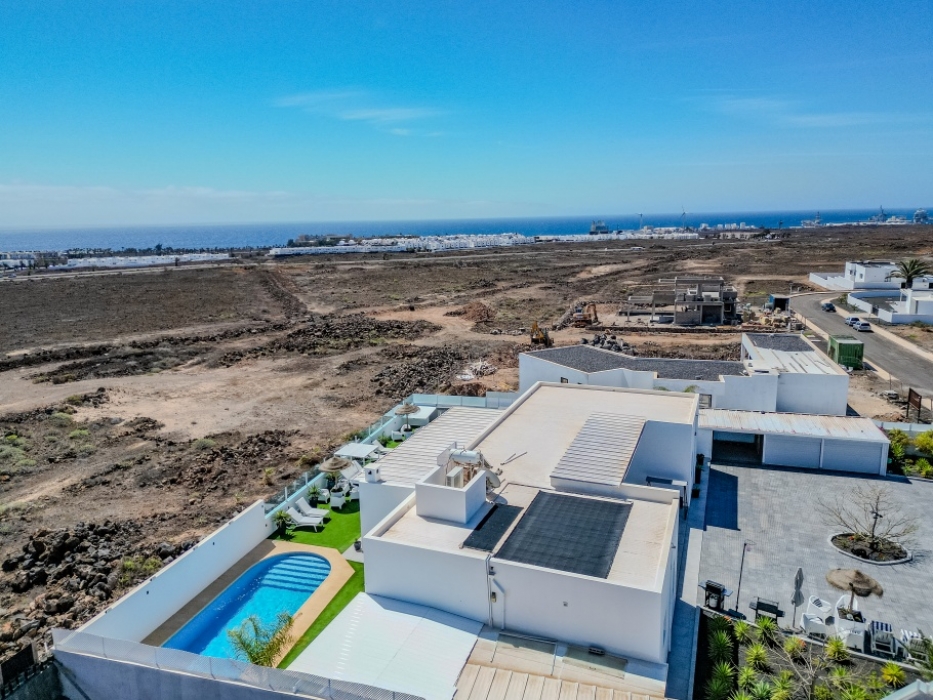 Stylish Family Villa with Private Pool & Jacuzzi – Costa Teguise – photo 3