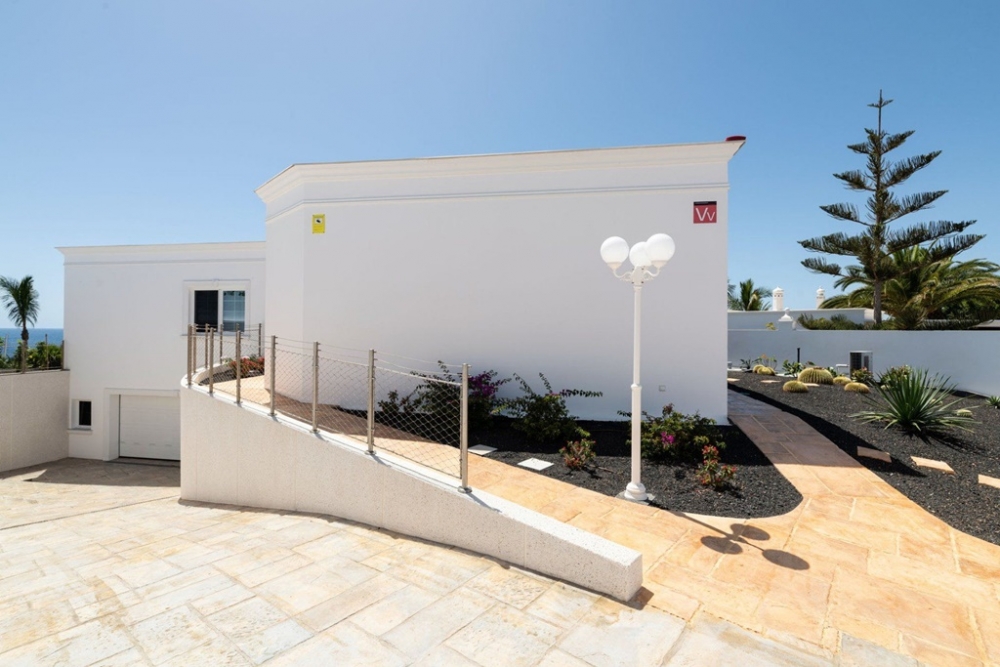 Front line villa for sale in prestigious resort of Puerto Calero – photo 33