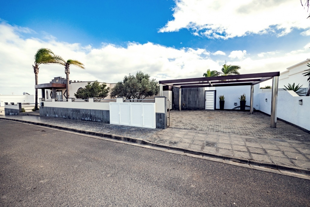Elegant Villa with Independent Guest Apartment and Sea Views in Puerto Calero – photo 10