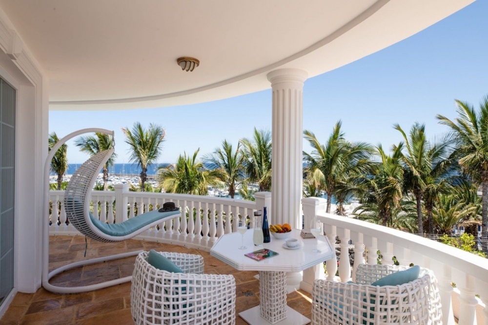 Front line villa for sale in prestigious resort of Puerto Calero – photo 5