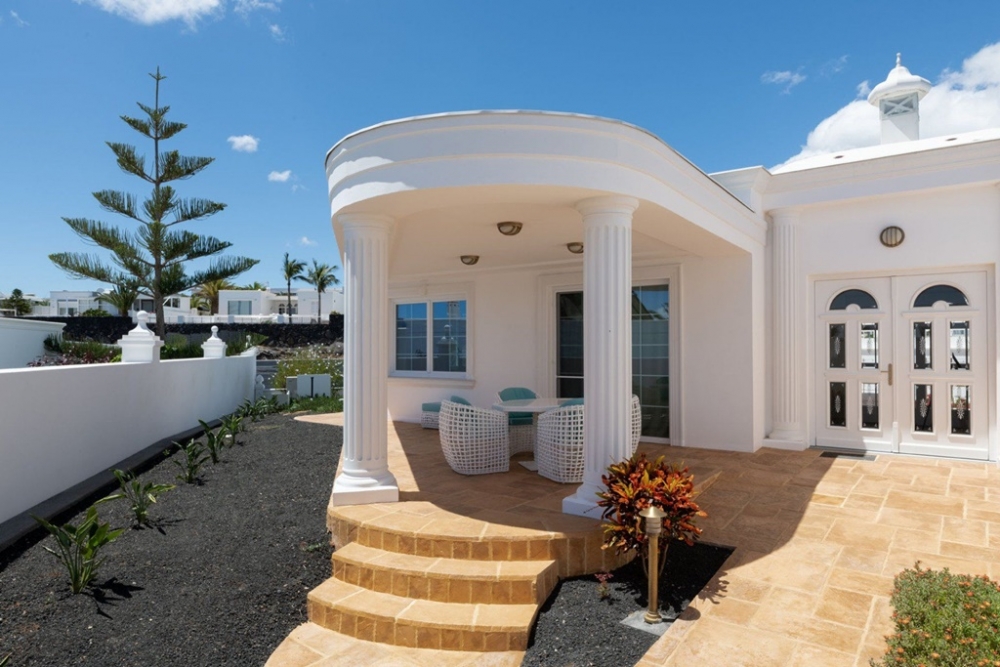 Front line villa for sale in prestigious resort of Puerto Calero – photo 2