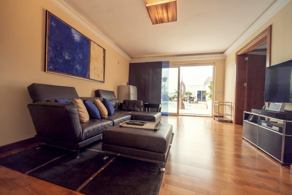 Elegant Villa with Independent Guest Apartment and Sea Views in Puerto Calero – photo 30