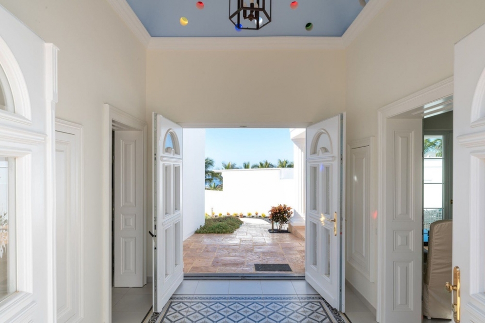 Front line villa for sale in prestigious resort of Puerto Calero – photo 6