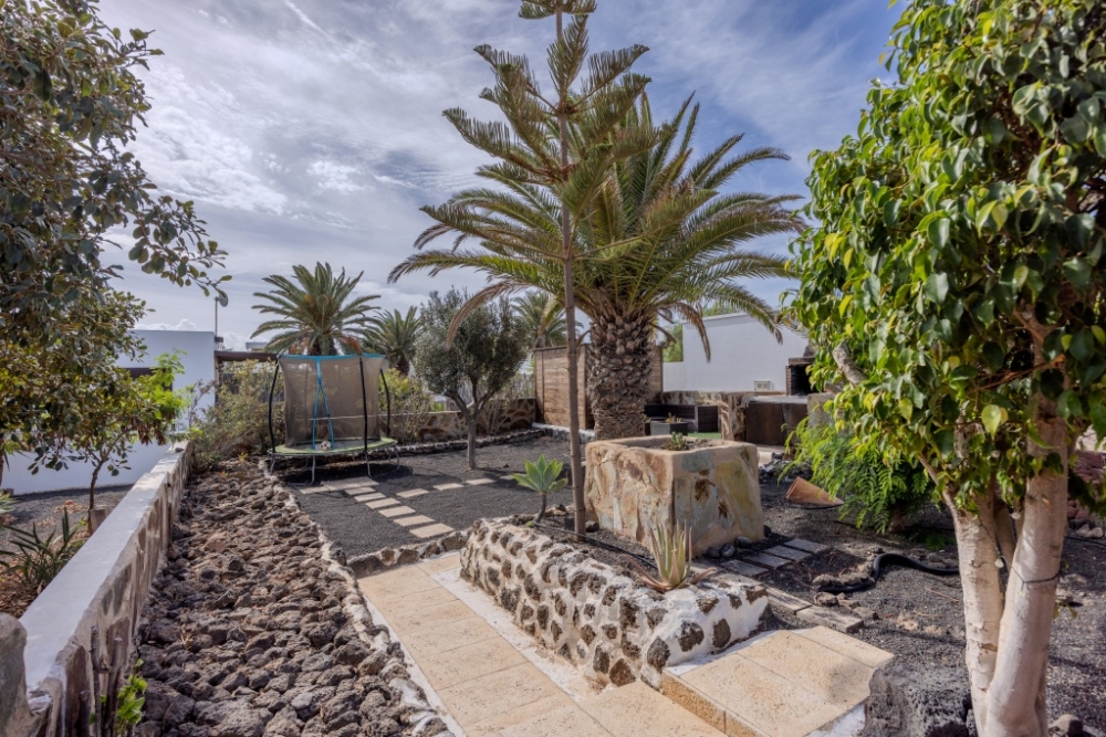 Charming 3-Bedroom Villa with Pool and Garden in Montaña Roja, Playa Blanca – photo 16