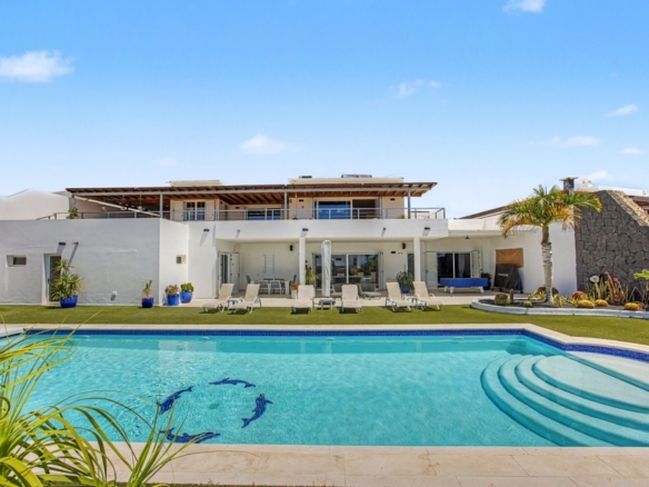 Stunning Fully Renovated 5-Bedroom Luxury Villa in Puerto Calero – photo 1