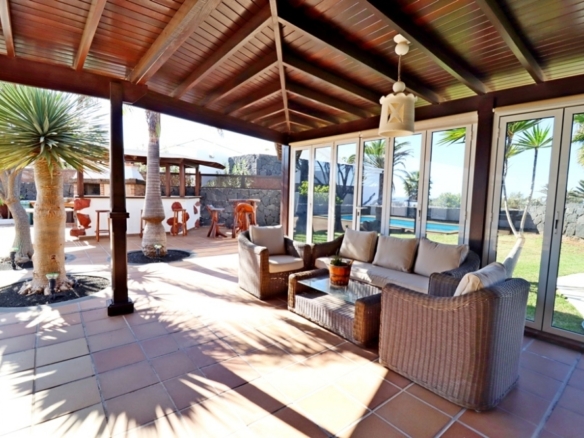 Impressive 3-Bedroom Detached Villa with Pool and Sea Views – Playa Blanca – photo 1
