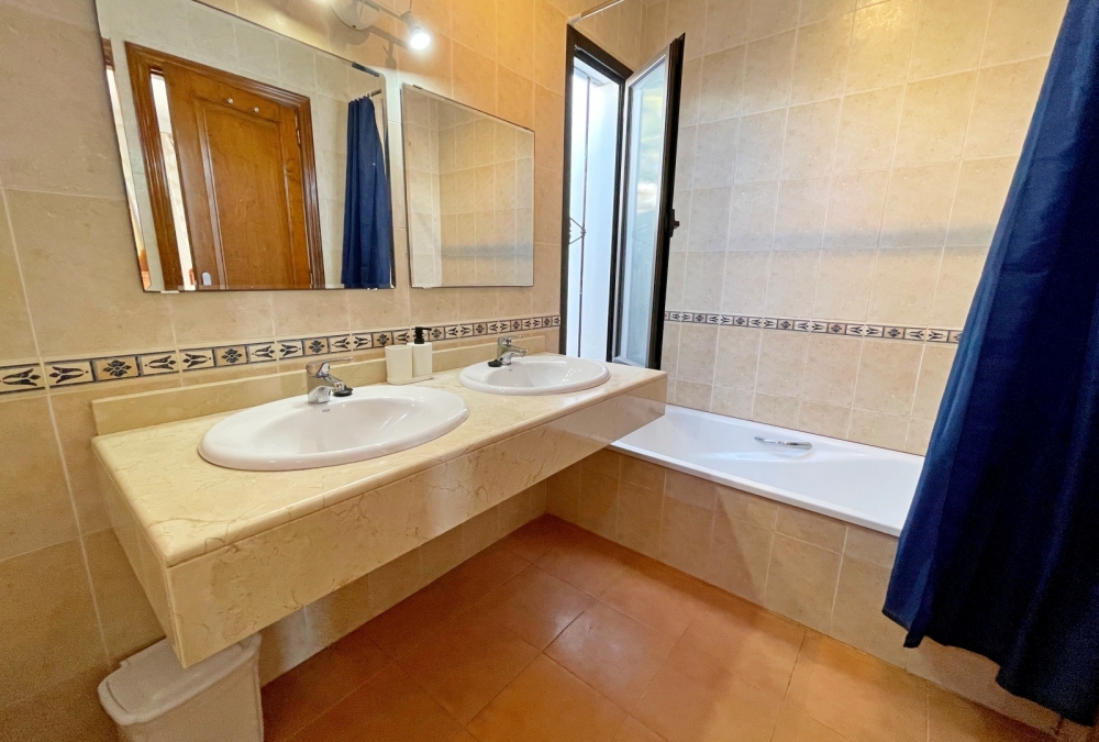 Spacious 3-Bedroom Villa in Gated Playa Blanca Community with Pool – photo 11
