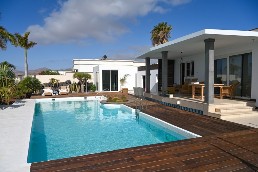 Elegant Villa with Independent Guest Apartment and Sea Views in Puerto Calero – photo 2