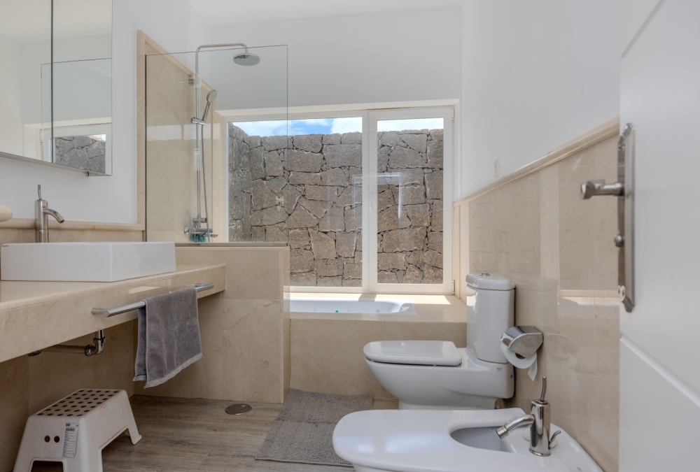 Impressive Renovated Villa with Heated Pool, Gym & Panoramic Views – Playa Blanca – photo 18