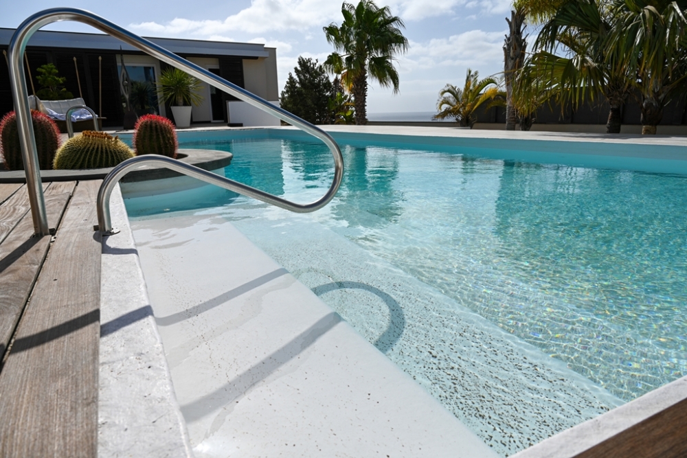 Elegant Villa with Independent Guest Apartment and Sea Views in Puerto Calero – photo 5