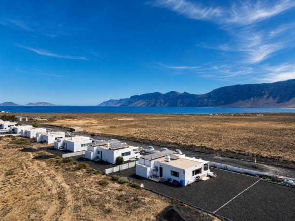 Exclusive Bungalow with Large Plot in San Juan, Famara – photo 1