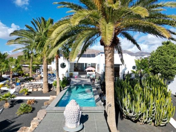 An Exceptional Luxury Retreat with Panoramic Views in Puerto Calero